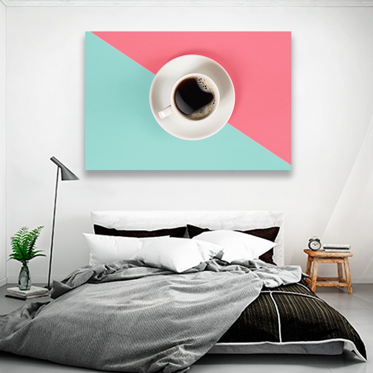 Café Negro Sobre Mesa Azul Con Rosa