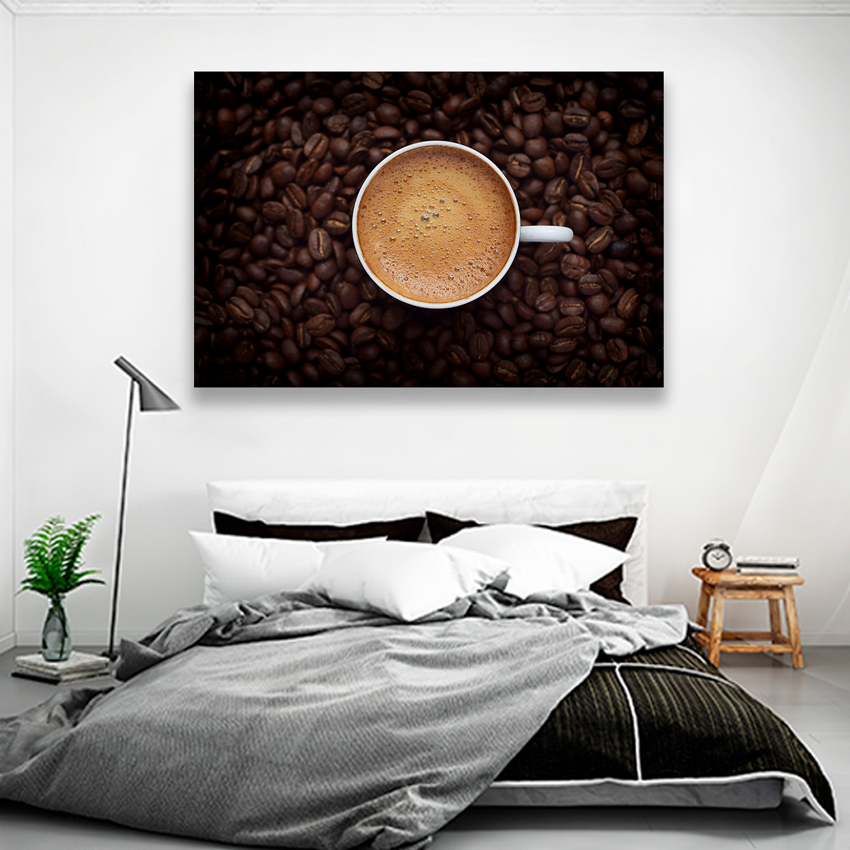 Café Negro Sobre Mesa Con Granos