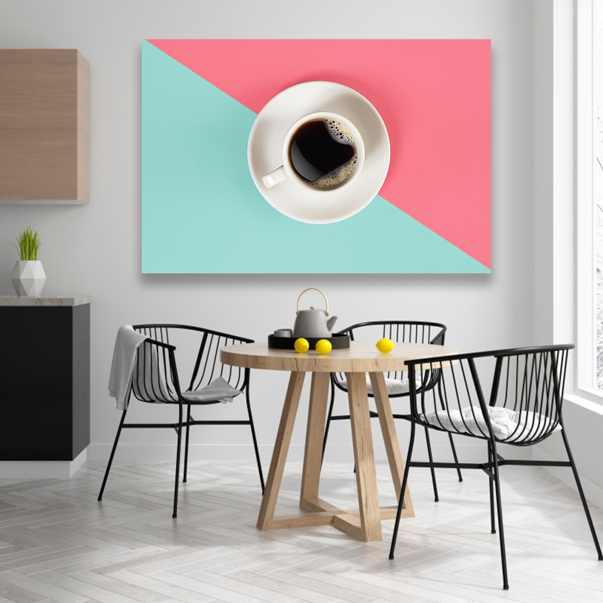 Café Negro Sobre Mesa Azul Con Rosa
