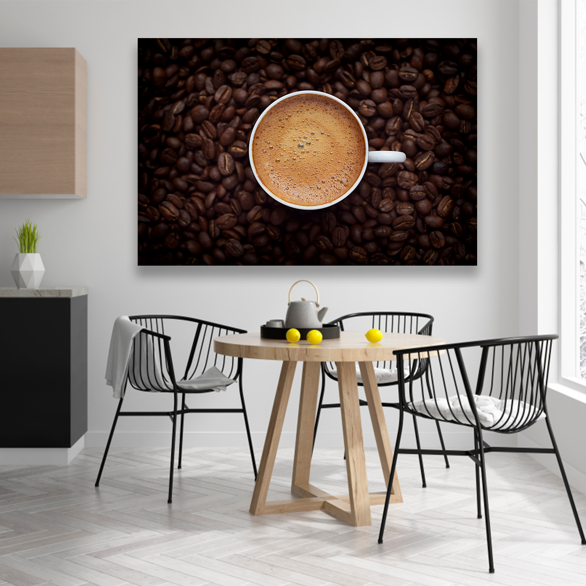 Café Negro Sobre Mesa Con Granos