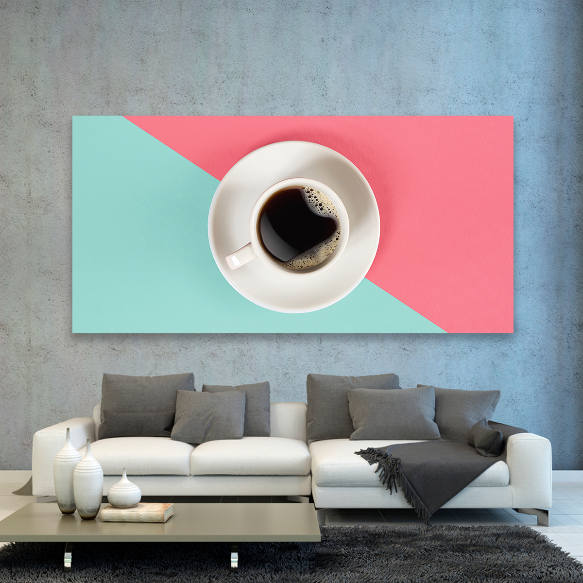 Café Negro Sobre Mesa Azul Con Rosa
