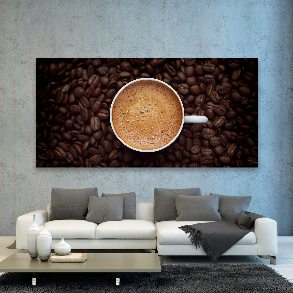 Café Negro Sobre Mesa Con Granos