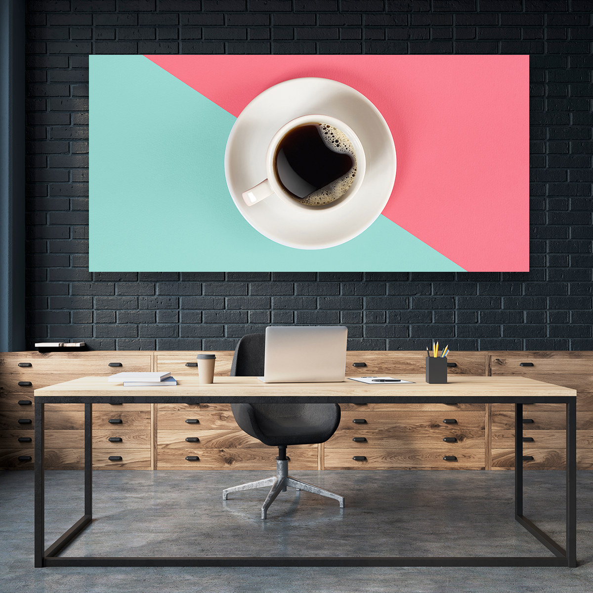 Café Negro Sobre Mesa Azul Con Rosa