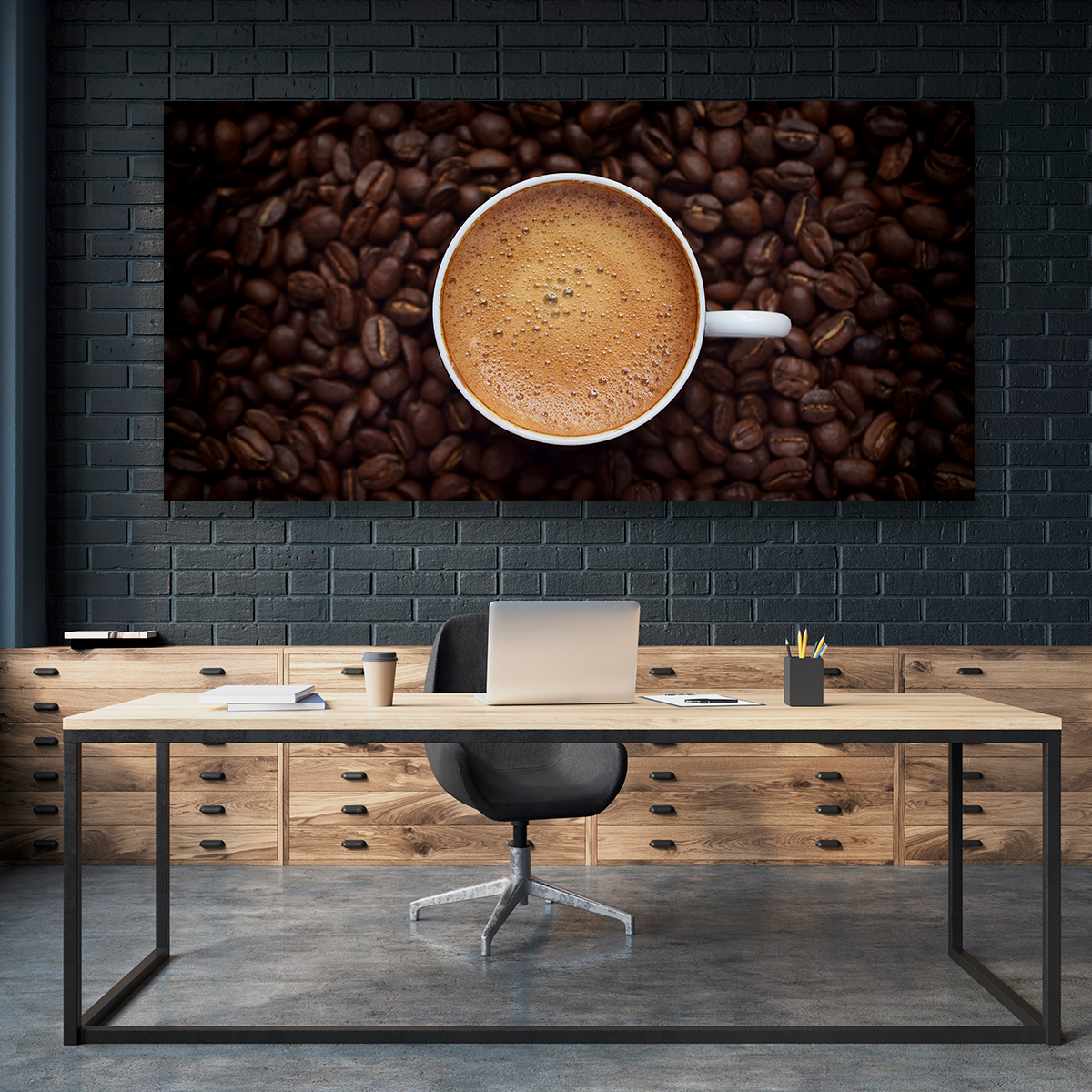 Café Negro Sobre Mesa Con Granos