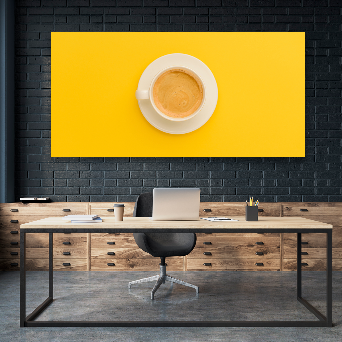 Café Y Plato Sobre Fondo Amarillo