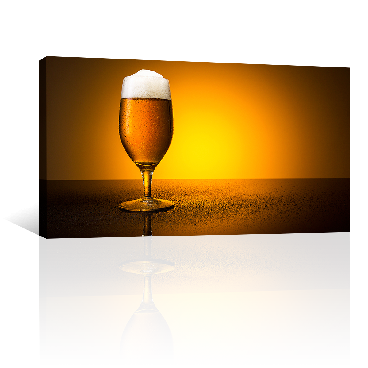Cerveza En Copa Con Fondo Amarillo