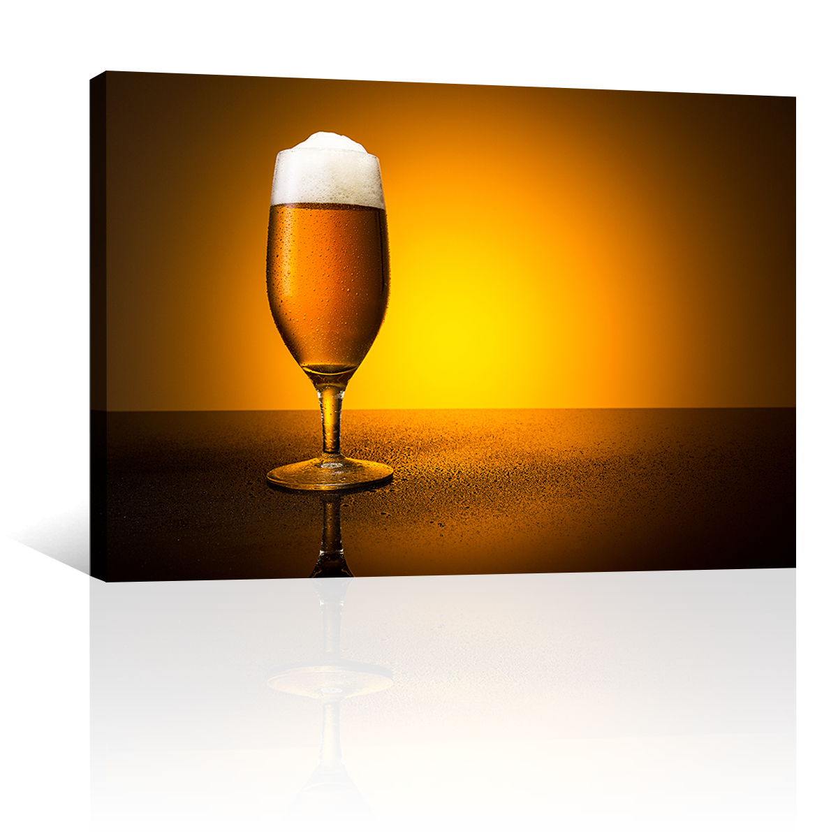 Cerveza En Copa Con Fondo Amarillo