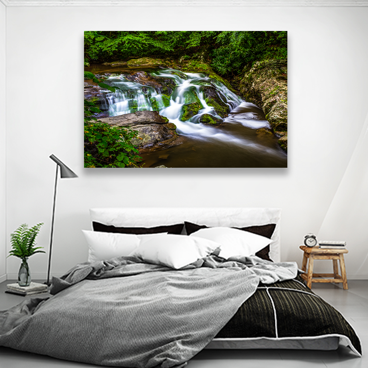 Cascada Sobre Piedras