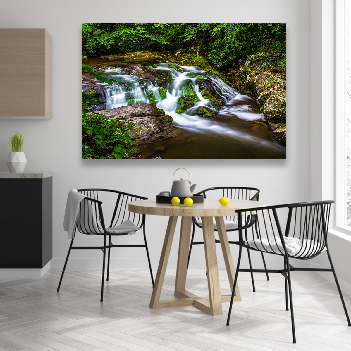 Cascada Sobre Piedras