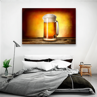 Cerveza Espumosa En Fondo Amarillo