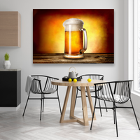 Cerveza Espumosa En Fondo Amarillo