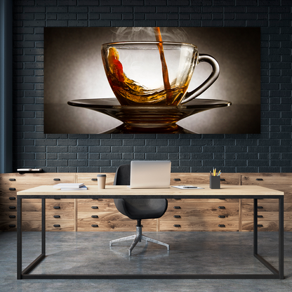 Café Cayendo Sobre Taza De Vidrio