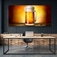 Cerveza Espumosa En Fondo Amarillo