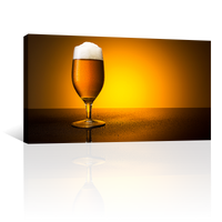 Cerveza En Copa Con Fondo Amarillo