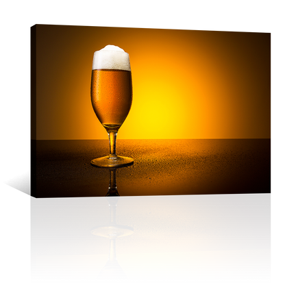 Cerveza En Copa Con Fondo Amarillo