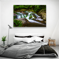 Cascada Sobre Piedras