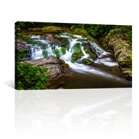 Cascada Sobre Piedras