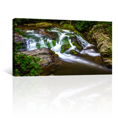 Cascada Sobre Piedras