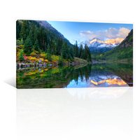 Montañas Y Lago Verde