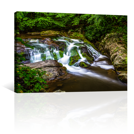 Cascada Sobre Piedras