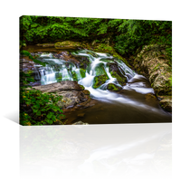 Cascada Sobre Piedras